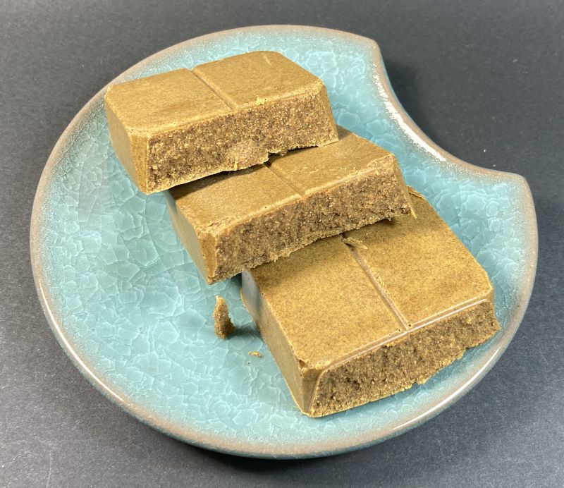 株式会社 三田屋総本家 カレールウ 中辛のルウを3つにカット