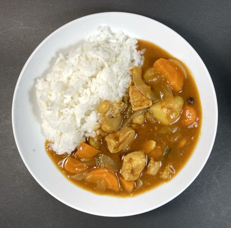 株式会社 成城石井 エム・トゥ・エム おうちでカレールー 辛口をお皿に盛る