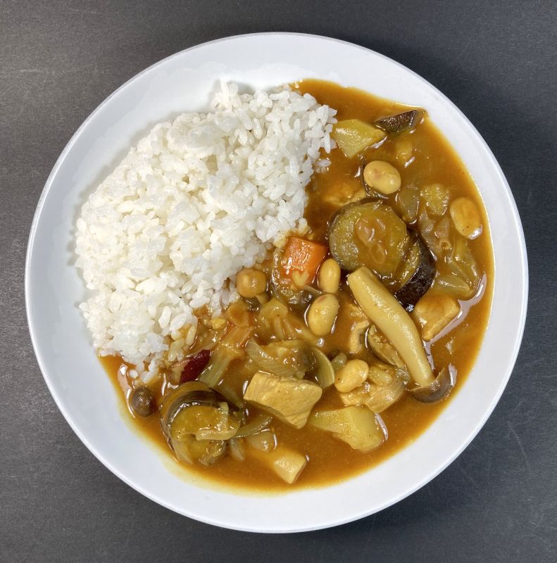 株式会社 成城石井 エム・トゥ・エム おうちでカレールー 中辛をお皿に盛る