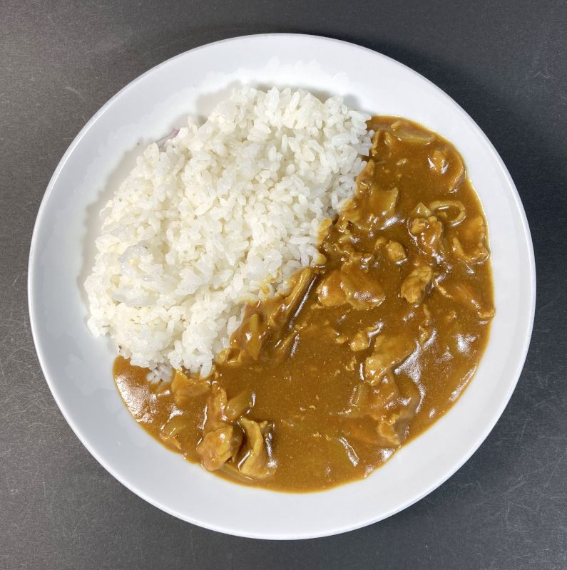 Kids キッズ本格カレールゥで作ったカレーをお皿に盛り付ける