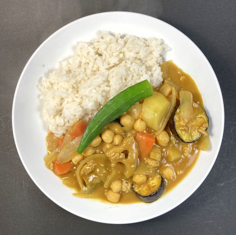  植物素材100% ひよこ豆粉のカレールウ 中辛をお皿に盛る