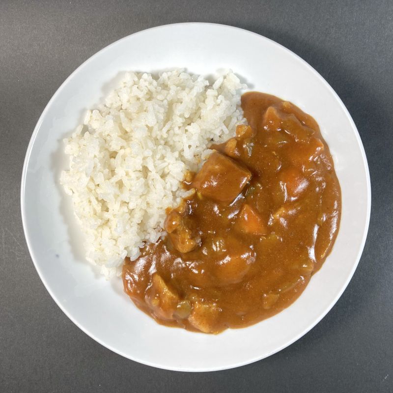 気になるトマトカレー 中辛をお皿に盛り付ける
