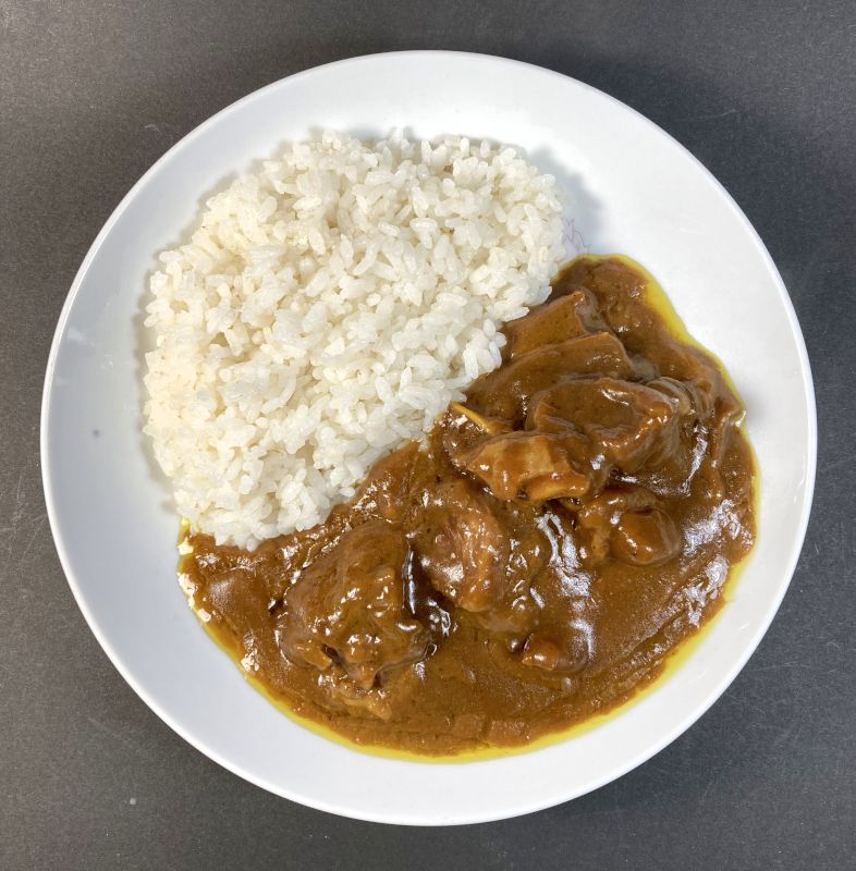合同会社36チャンバース・オブ・スパイス オーベルジーヌ ビーフカレーをお皿に盛る