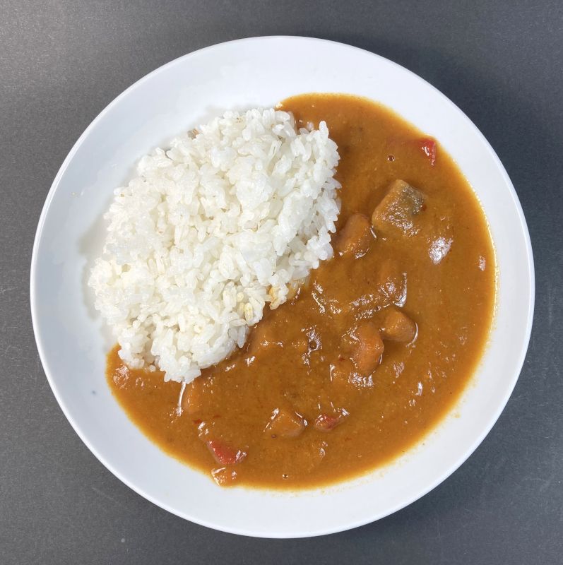 エスビー食品株式会社 1/2日分の野菜 なすと彩り野菜のカレー 中辛をお皿に盛る