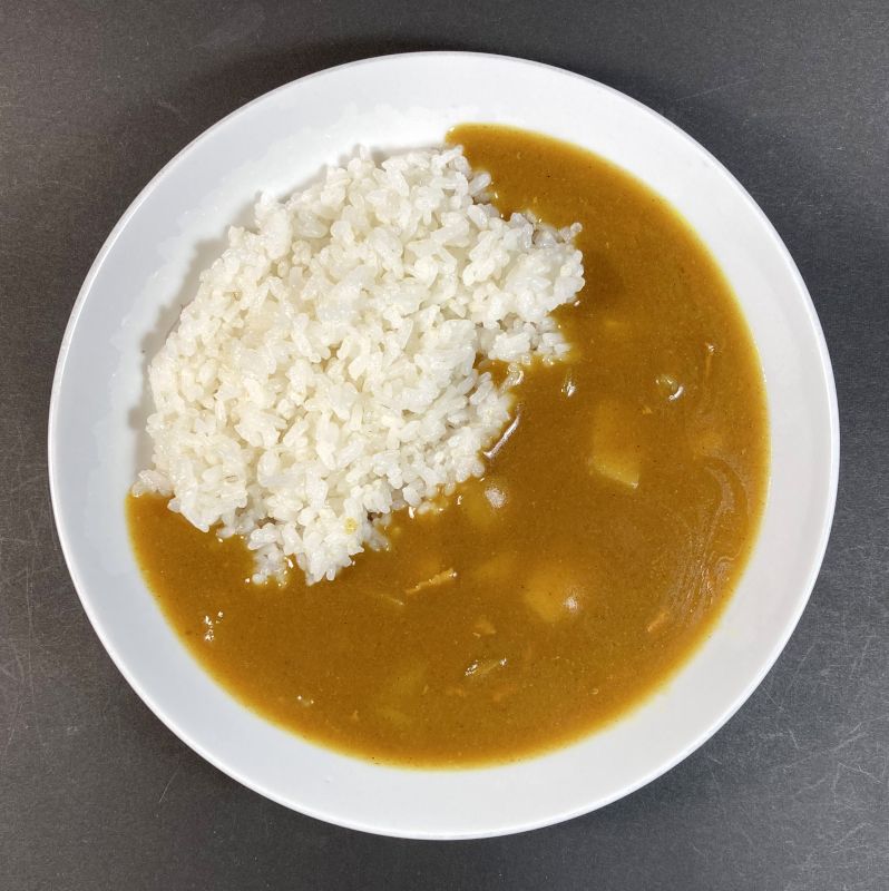 中華屋のカレーライス 中辛をお皿に盛り付ける