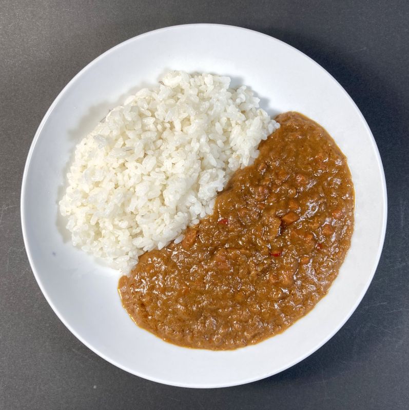 エスビー食品株式会社 ドライカリー 辛口 レストラン用をお皿に盛る