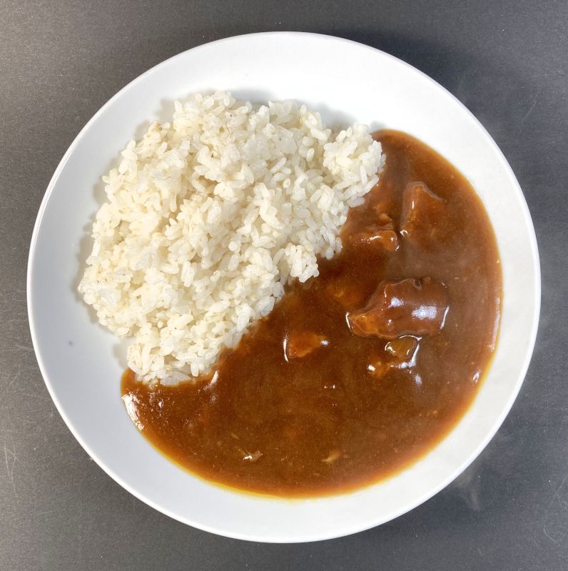エスビー食品株式会社 噂の名店 保昌 やわらか牛バラカレー 中辛をお皿に盛る