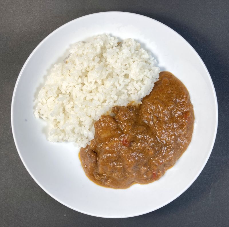 エスピー食品株式会社 あらびき肉&ごろごろ野菜 こく深キーマカレー 中辛をお皿に盛る