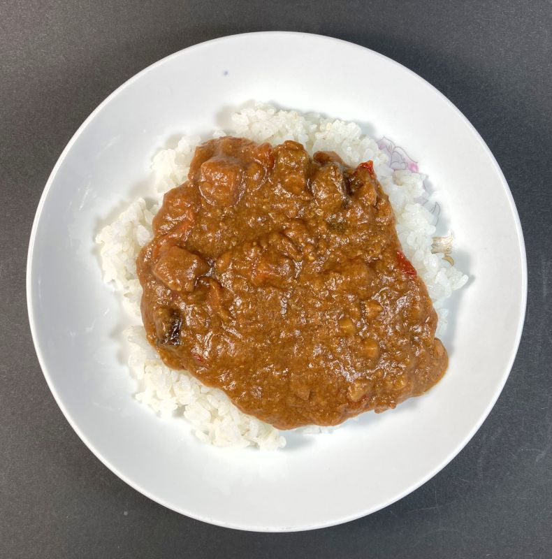 エスピー食品株式会社 あらびき肉&ごろごろ野菜 香ばしキーマカレー ローストガーリックのクセになる香り 中辛をお皿に盛る