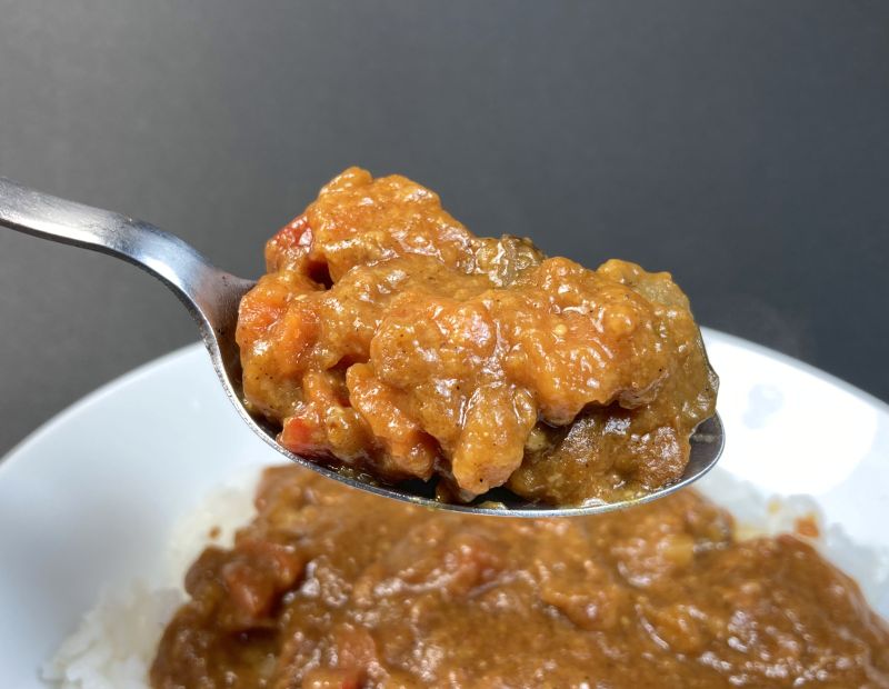 エスピー食品株式会社 あらびき肉&ごろごろ野菜 香ばしキーマカレー ローストガーリックのクセになる香り 中辛の具材紹介