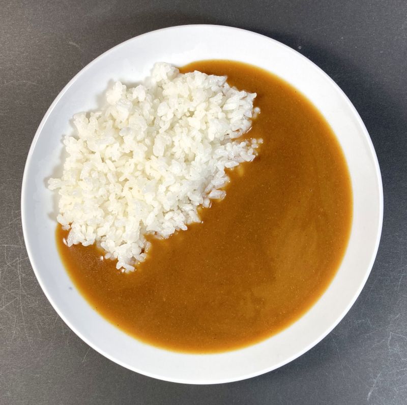 PLANT RICH CURRY SAUCEをお皿に盛り付ける