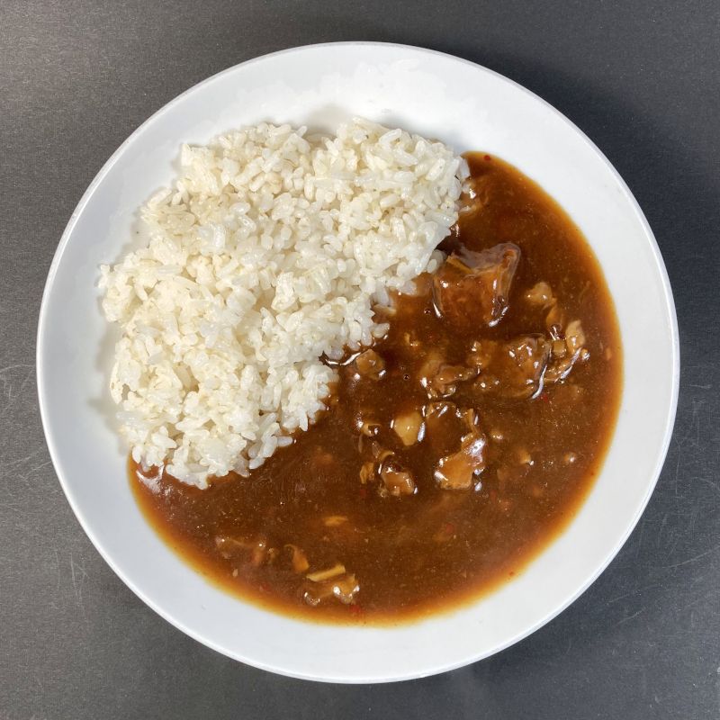 エスビー食品株式会社 噂の名店 京都 丸太町 お食事処 やまびこ とろとろ牛すじカレー 辛口をお皿に盛る