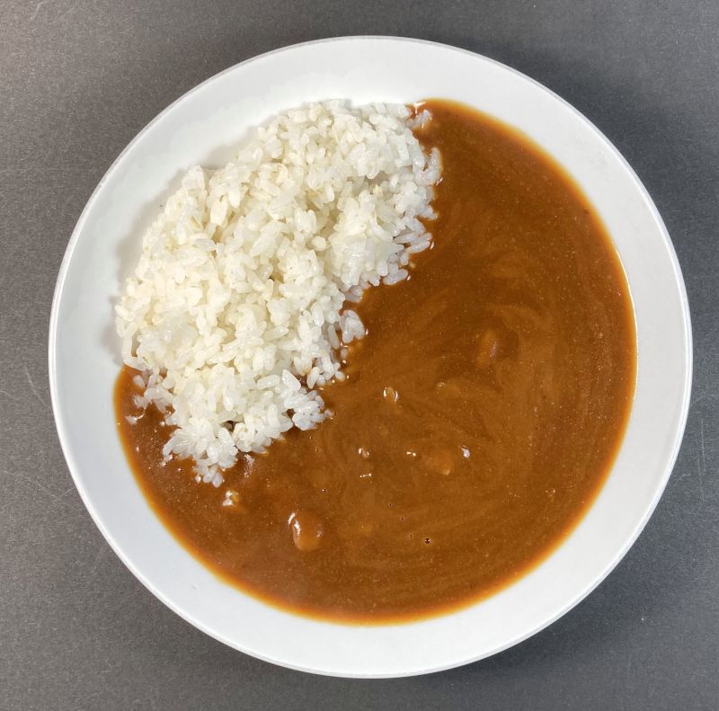 カレー 辛口をお皿に盛る