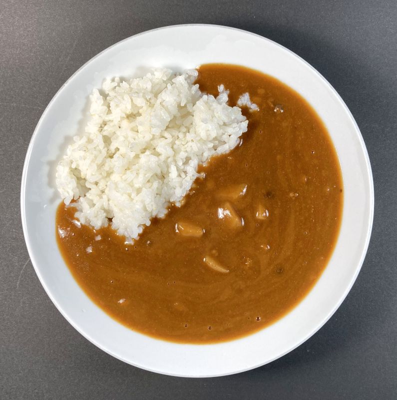 カレー中辛を皿に盛る
