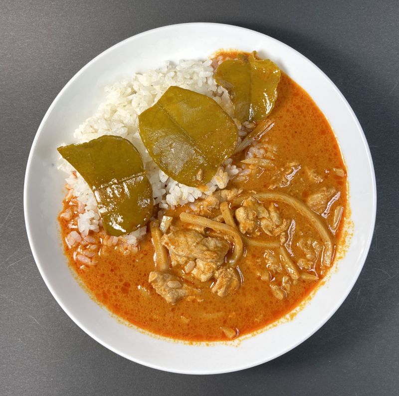 (株)アライドコーポレーション タイで食べた タイレッドカレーをお皿に盛る