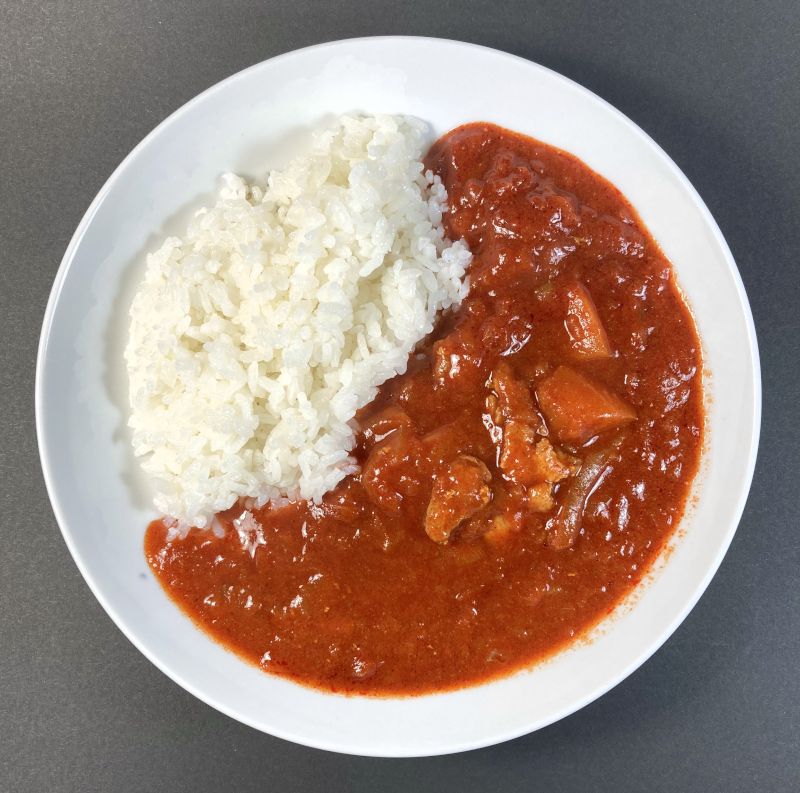 株式会社調味商事 航空母艦 赤城 レッドチキンカレー 中辛をお皿に盛る