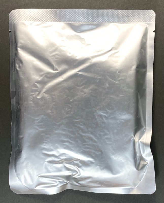 株式会社調味商事 航空母艦 赤城 レッドチキンカレー 中辛のレトルトパウチ裏側