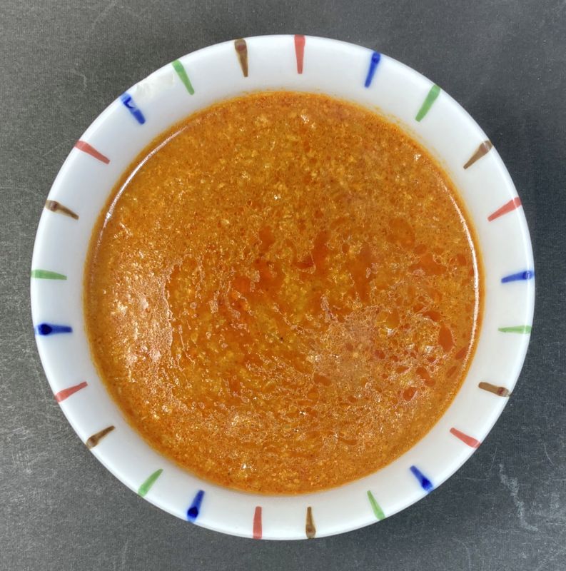 株式会社デルソーレ ナンがひきたつこだわりカレー KEEMA CURRY 中辛をお皿に盛る