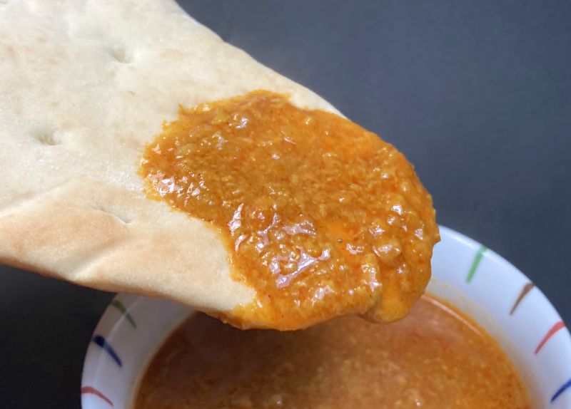 株式会社デルソーレ ナンがひきたつこだわりカレー KEEMA CURRY 中辛をナンにつける