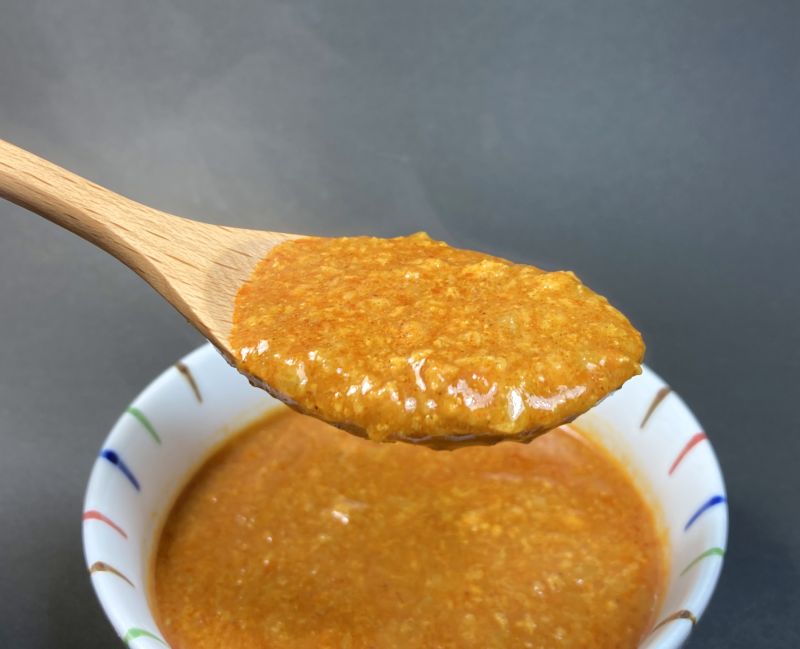 株式会社デルソーレ ナンがひきたつこだわりカレー KEEMA CURRY 中辛をスプーンですくう