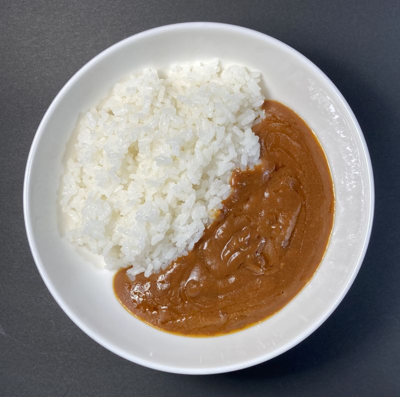 元気の源 ゴーゴーカレー あまくちを皿に盛る