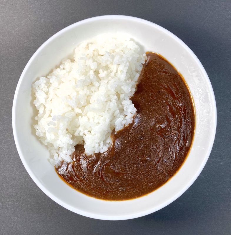 元気の源 ゴーゴーカレー 辛口をお皿に盛る