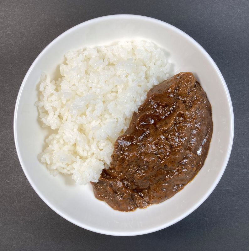 元気の源 ゴーゴーカレー 中辛をお皿に盛る