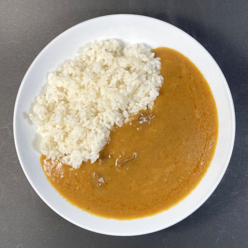 五島のやさしい 鯛だしカレー ビーフをお皿に盛る