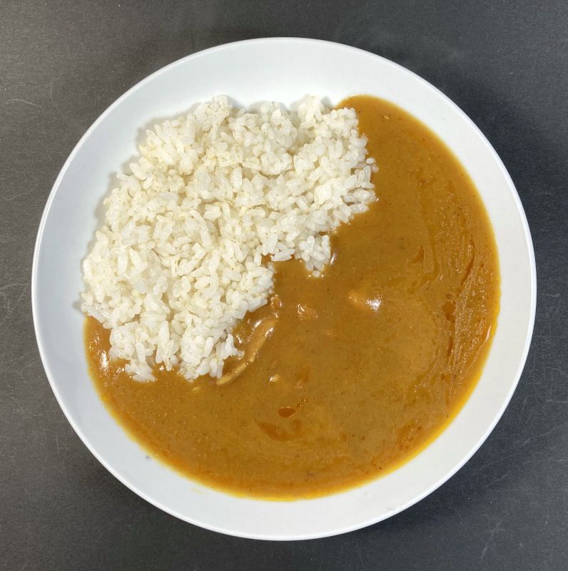 五島のやさしい 鯛だしカレー チキンをお皿に盛る