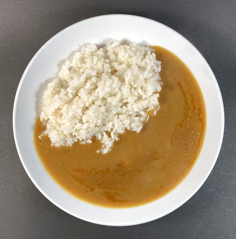 五島のやさしい 鯛だしカレー プレーンをお皿に盛る