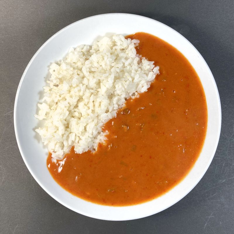 ハチ食品株式会社 赤から 辛味の極み10番カレー 激辛 赤10番をお皿に盛る