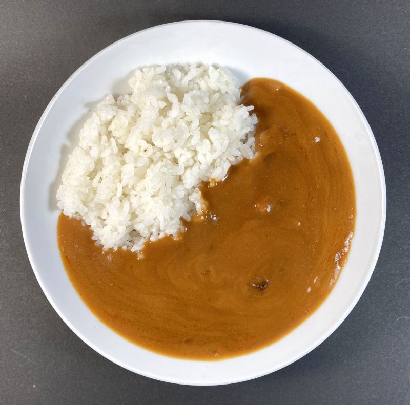 ハチ食品株式会社 カレー専門店のきのこなカレー 中辛をお皿に盛る