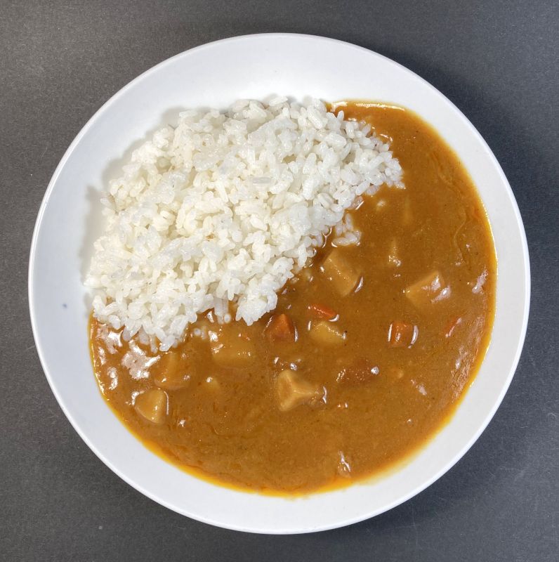 ハウス食品株式会社 CURRY ビーフ＆ベジタブルカレーをお皿に盛る
