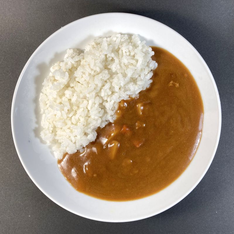 ハウス食品 × ツルハグループ じっくり煮込んだ コク旨カレー 中辛をお皿に盛る