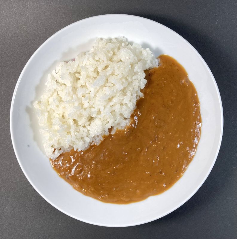 ハウス食品(株) ONION CURRY 生クリーム風味仕立て 飴色の玉ねぎの旨み 中辛をお皿に盛り付ける