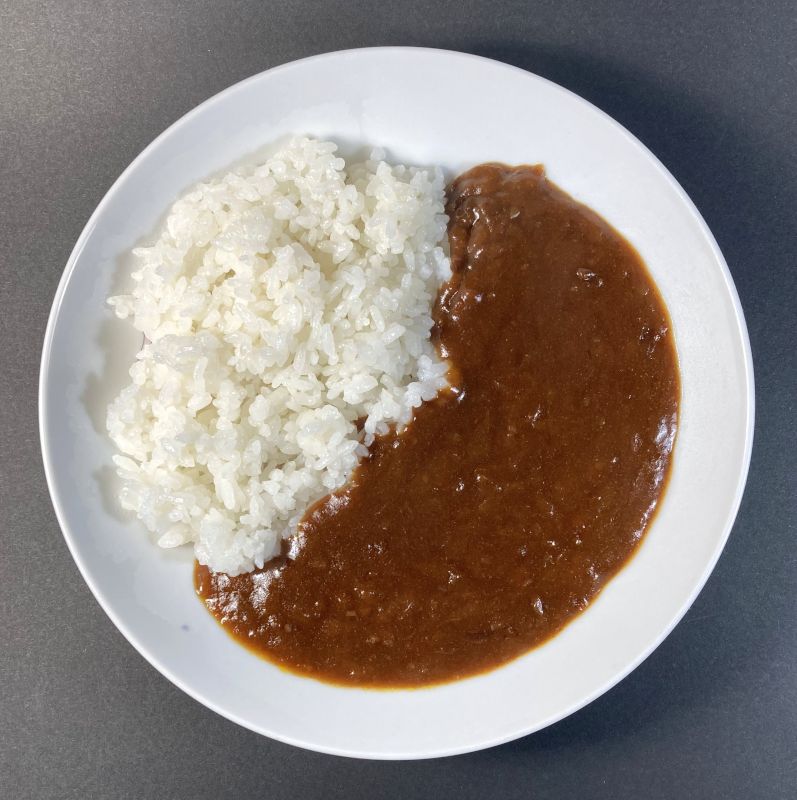 ハウス食品(株) ONION CURRY ブイヨン風味仕立て 旨み 飴色玉ねぎ 中辛をお皿に盛り付ける