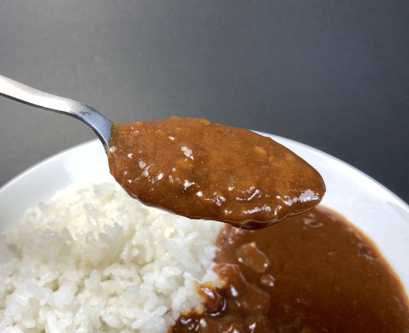 ハウス食品(株) ONION CURRY ブイヨン風味仕立て 旨み 飴色玉ねぎ 中辛の具材紹介