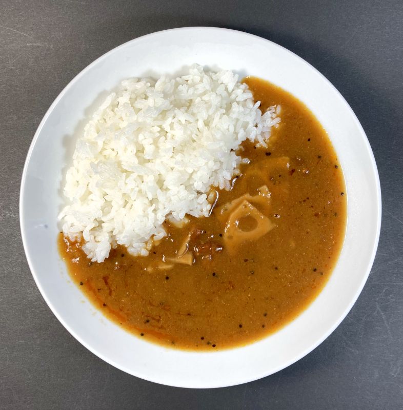 ハウス食品株式会社 地球カレー 海老カレー パキスタン風 中辛 Cini CURRY 監修をお皿に盛る