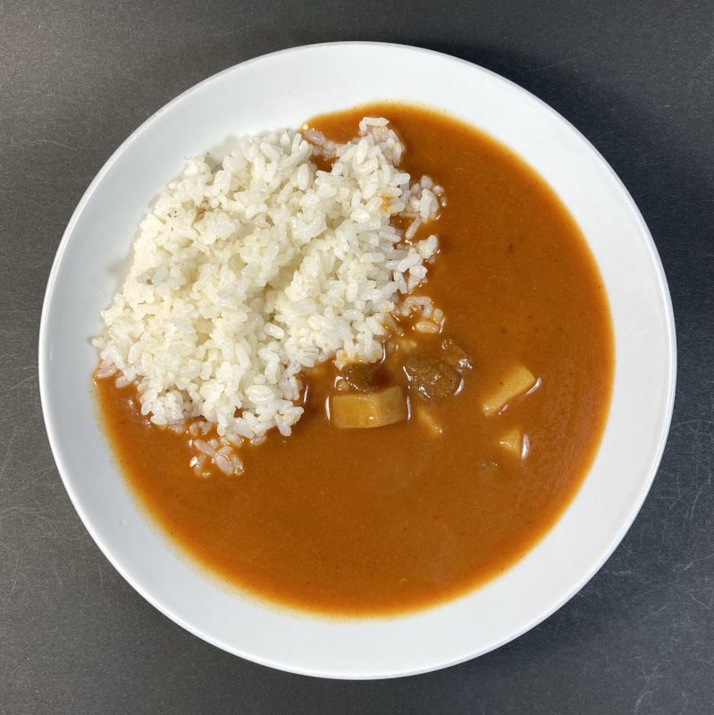 ピリ辛トマトカレー 中辛をお皿に盛り付ける