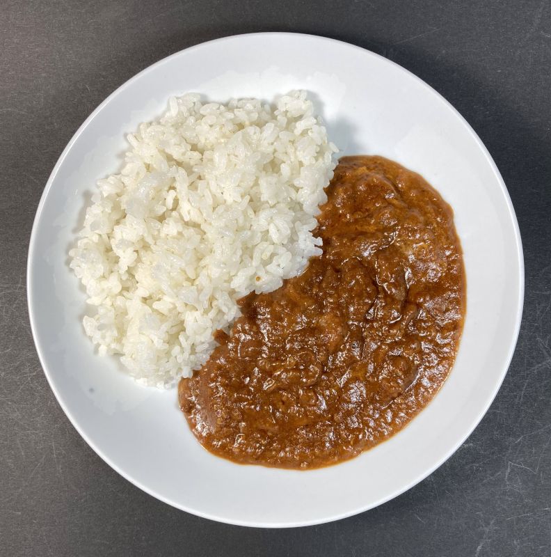 しっかり濃厚チーズキーマカレー 中辛をお皿に盛り付ける