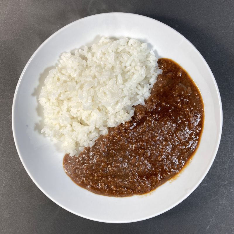 しっかり濃厚キーマカレー中辛をお皿に盛り付ける