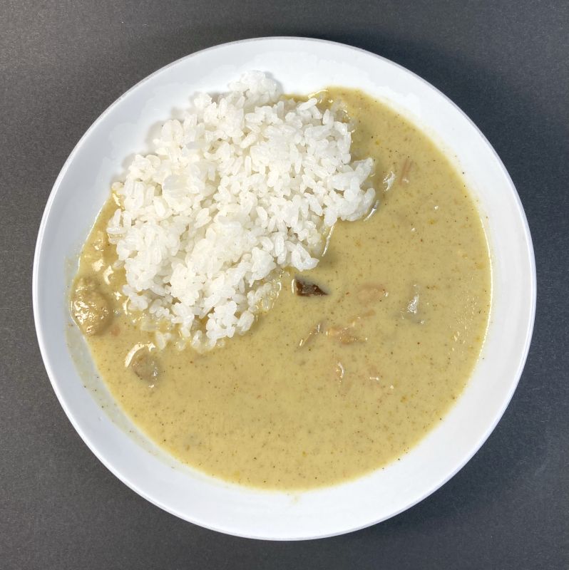 ハウス食品株式会社 地球カレー タイ風 グリーンカレー 中辛 マイペンライ監修をお皿に盛る