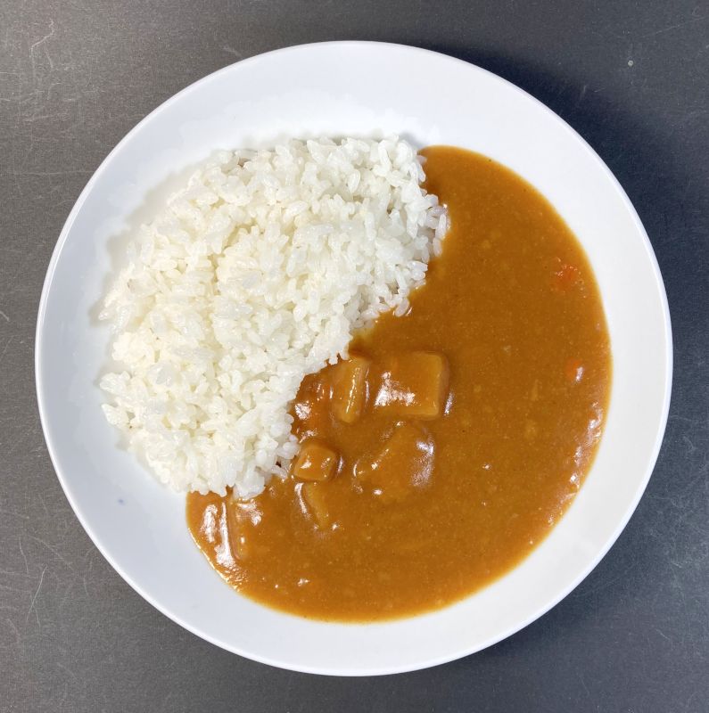 ハウス食品(株) とけうまカレー 甘口をお皿に盛り付ける