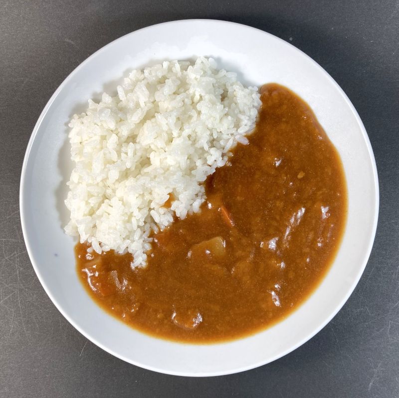 とけうまカレー 辛口をお皿に盛り付ける