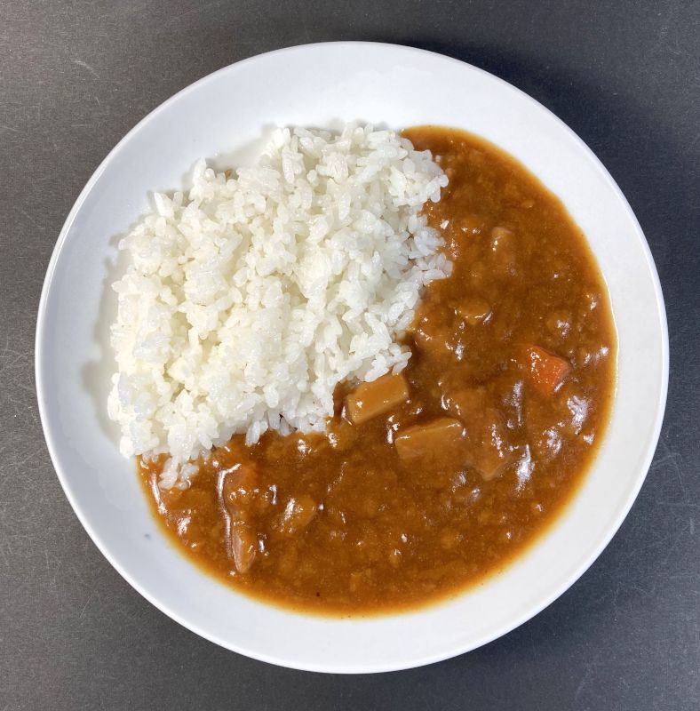 とけうまカレー 中辛をお皿に盛り付ける