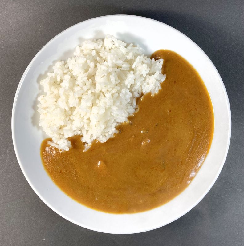 ハウスギャバン株式会社 CURRY ポークカレー レストラン用 180gをお皿に盛る