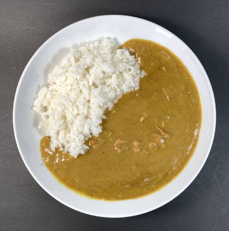 ハウスギャバン株式会社 粗挽きスパイスのチキンカレー レストラン用 200gをお皿に盛る