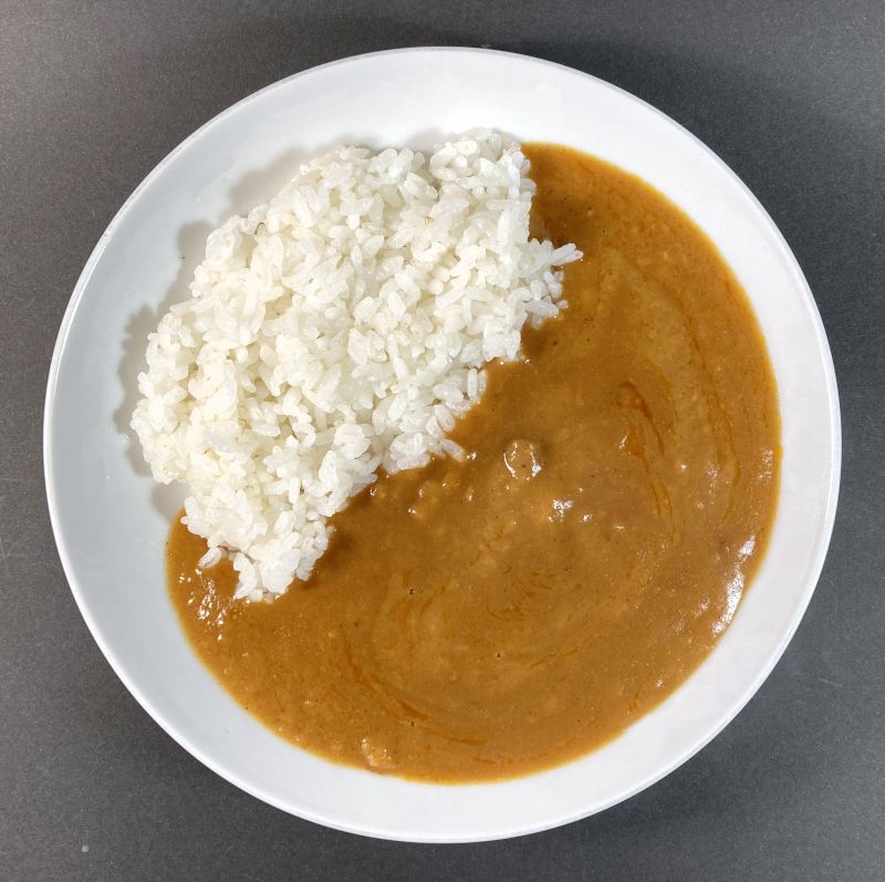 ハウスギャバン株式会社 ビーフカレー レストラン用 200g甘口をお皿に盛る