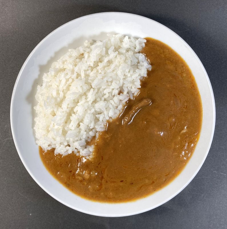 ハウスギャバン株式会社 ビーフカレー レストラン用 200g 辛口をお皿に盛る