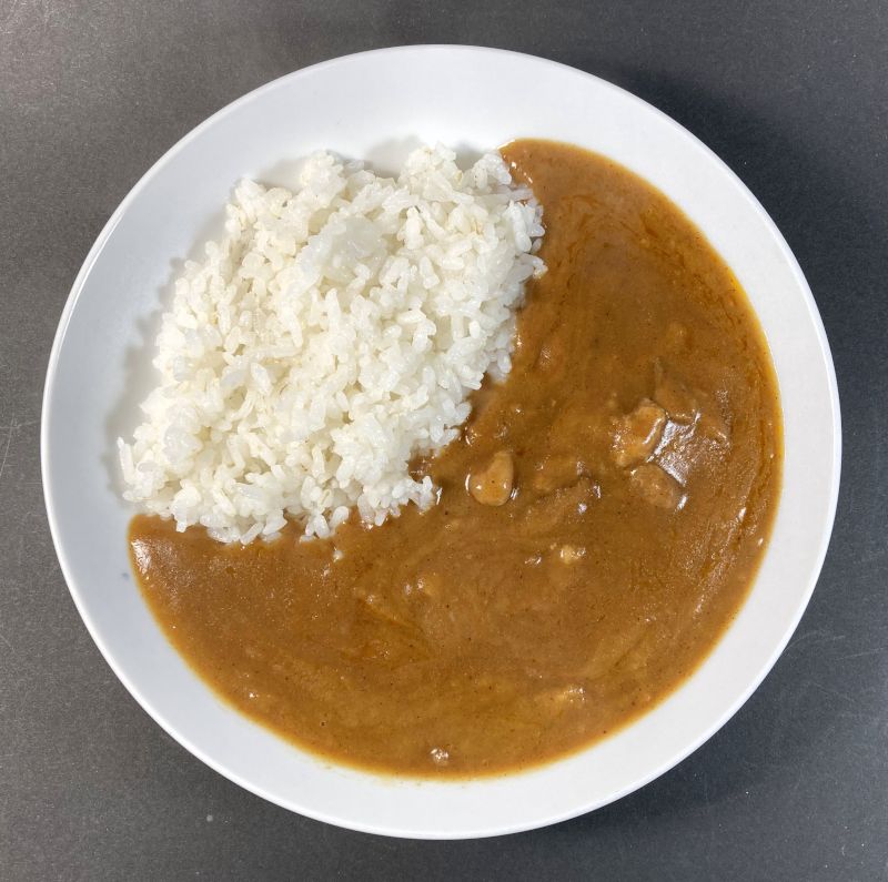 ハウスギャバン株式会社 ビーフカレー レストラン用 200g 中辛をお皿に盛る